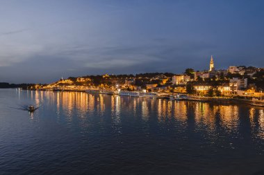 Belgrad, Köprüden Gece Panoramik Görünümünü Işıklandırdı