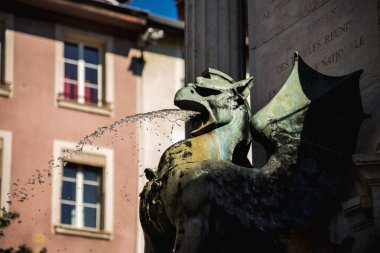 Üç Emir Çeşmesinde Griffon Heykeli