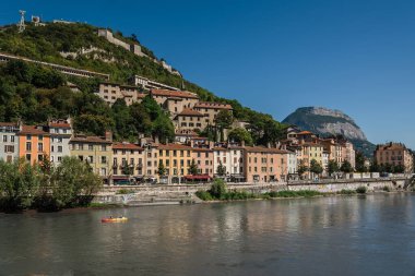 Isere Nehri 'nden Grenoble Şehri Panoramik Görünümü