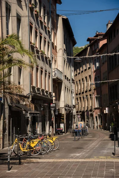 Kilátás a Grenoble Óváros Sunny Street — Stock Fotó
