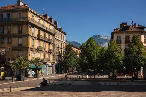 Grenoble French City Street con vista a la montaña — Foto de Stock