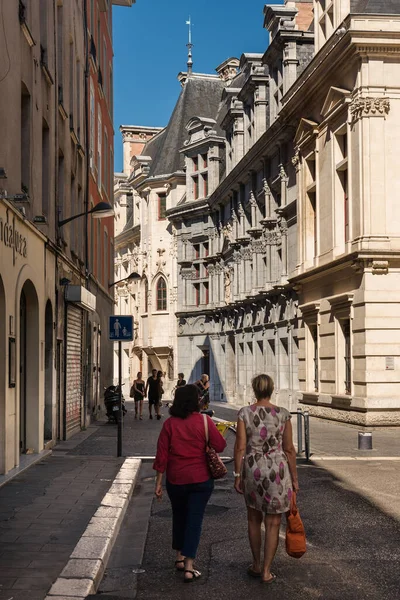 Grenoble Óvárosi utcai jelenet emberekkel — Stock Fotó
