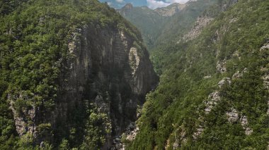 Arnavutluk Alpleri 'ndeki Theth Vadisi' nde dağ kanyonlu hava aracı manzarası. Theth Ulusal Parkı, Arnavutluk 'taki açık hava faaliyetleri için popüler seyahat beldesi.