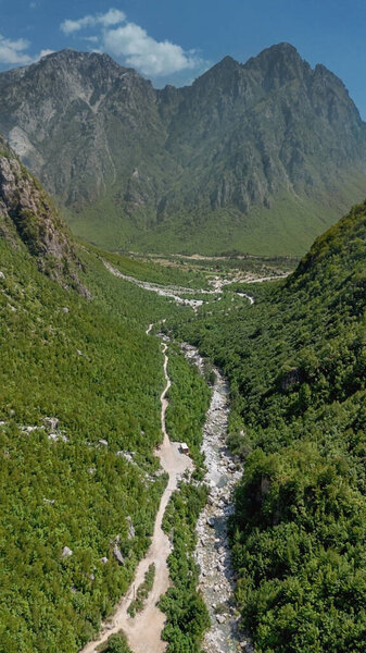 Ландшафт воздушного беспилотника с рекой Луми и Тетит, протекающей через долину Тет в пределах Албанских Альп. Национальный парк Тета, популярное место для активного отдыха на природе в Албании.