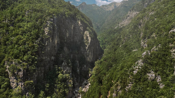 Воздушный беспилотный пейзаж с горным каньоном в долине Тет в пределах Албанских Альп. Национальный парк Тета, популярное место для активного отдыха на природе в Албании.