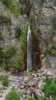 Arnavutluk 'un Theth Ulusal Parkı' ndaki Grunas Şelalesi 'nin hava aracı manzarası. Dikey kuşlar, Arnavut Alpleri içindeki Theth Vadisi 'ndeki ünlü doğal cazibe ve popüler yürüyüş merkezlerine bakıyor.