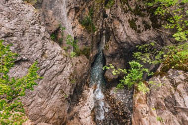Grunas Kanyonu, Theth Valley 'de popüler doğal cazibe. Arnavutluk Alpleri 'nde Theth Ulusal Parkı içinde yer alan, akarsu akıntısı akan derin kayalık vadi manzarası.