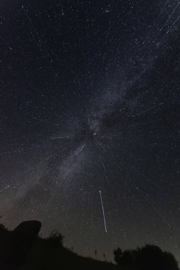 Perseid meteor aktivitesi Kompozit Fotoğraf. Perseids akışı sırasında Samanyolu Gökadası ile uzun süre pozlama gece manzara .