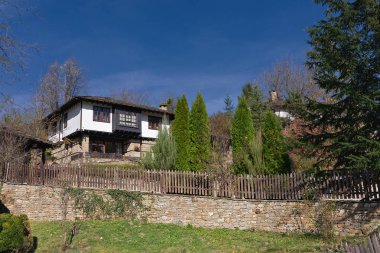 Bozhentsi, Bulgaristan - 15 Ekim 2018: Gabrovo bölgesi, Bulgaristan'ın mimari ve tarihi rezervindeki Eski Evlerin Sonbahar manzarası