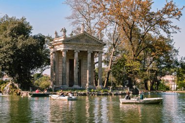 Roma, İtalya - 22 Mart 2019: Roma'daki Villa Borghese'nin bahçelerinde bulunan Asclepius Tapınağı (Tempio di Esculapio)