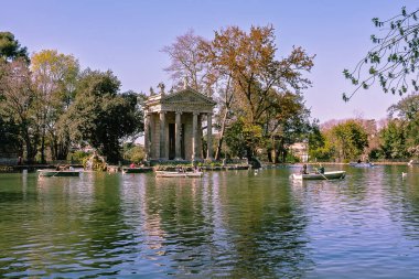 Roma, İtalya - 22 Mart 2019: Roma'daki Villa Borghese'nin bahçelerinde bulunan Asclepius Tapınağı (Tempio di Esculapio)