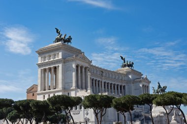 Vittorio Emanuele Ii Anıtı, Piazza Venezia (Venedik Meydanı) ve Roma'nın merkezi merkezi olan Capitoline Tepesi arasında inşa edilen Vittoriano veya Altare della Patria olarak da bilinir. . 