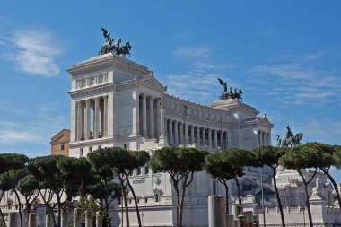 Vittorio Emanuele Ii Anıtı, Piazza Venezia (Venedik Meydanı) ve Roma'nın merkezi merkezi olan Capitoline Tepesi arasında inşa edilen Vittoriano veya Altare della Patria olarak da bilinir. . 