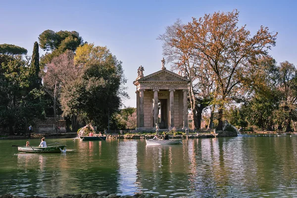 Roma, İtalya - 22 Mart 2019: Roma'daki Villa Borghese'nin bahçelerinde bulunan Asclepius Tapınağı (Tempio di Esculapio)