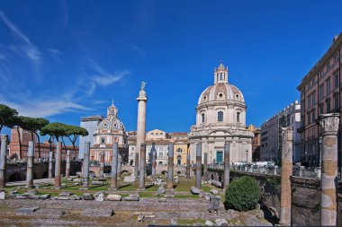 Roma'da Trajan forumu, antik kalıntılar, binalar: Trajan sütunu, Santissimo Nome di Maria al Foro Traiano Kilisesi, Bazilikası Ulpia 