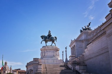 Vittorio Emanuele Ii Anıtı, Piazza Venezia (Venedik Meydanı) ve Roma'nın merkezi merkezi olan Capitoline Tepesi arasında inşa edilen Vittoriano veya Altare della Patria olarak da bilinir. . 