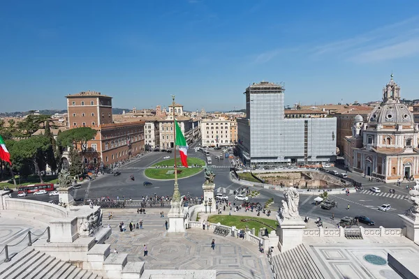 Памятник Витторио Эммануэле II, также известный как Витториано, или Альтаре делла Патриа, построен между площадью Венеции (Венецианская площадь) и Капитолийским холмом - центральным центром Рима  . — стоковое фото