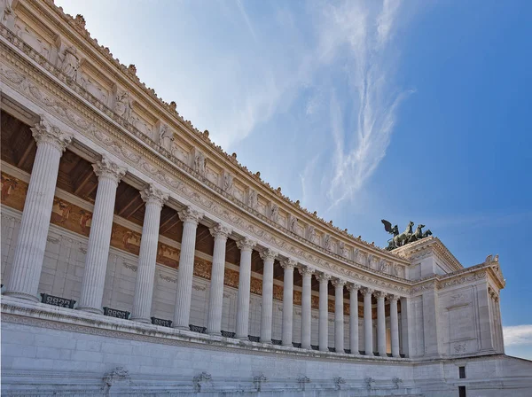 Памятник Витторио Эммануэле II, также известный как Витториано, или Альтаре делла Патриа, построен между площадью Венеции (Венецианская площадь) и Капитолийским холмом - центральным центром Рима  . — стоковое фото