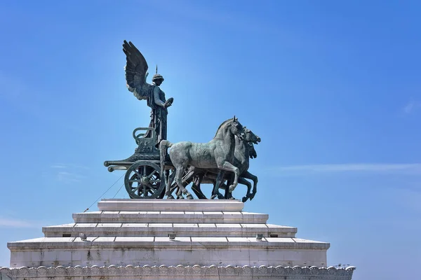 Фабрика на вершине памятника Витторио Эмануэле II в Риме. Статуя богини Виктории верхом на квадриге — стоковое фото