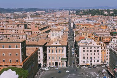 Anavatan Sunağı çatısından Roma Şehrinin panoramik görünümü, İtalya