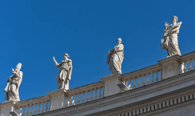 Heykeller (11 havariler) St Peter Bazilikası çatısında,(san pietro plaza) Vatikan 