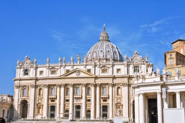 Vatikan, Vatikan, İtalya - Mart 2019: Vatikan'daki Aziz Petrus Papalık Bazilikası'nın (San Pietro Piazza) parçaları ve Roma'daki Aziz Petrus meydanındaki sütunlar