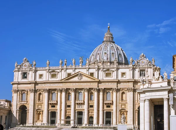 Vatikanstaten, Vatikanen, Italien-mars 2019: fragment av den påvliga basilikan St. Peter (San Pietro Piazza) i Vatikanen och kolonner på Petersplatsen i Rom — Stockfoto