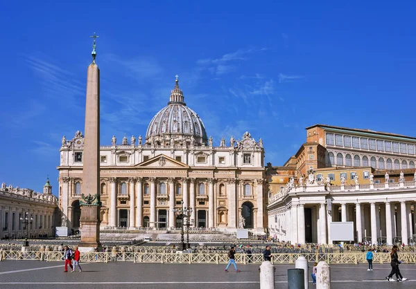 Vatikanstaten, Vatikanen, Italien-mars 2019: fragment av den påvliga basilikan St. Peter (San Pietro Piazza) i Vatikanen och kolonner på Petersplatsen i Rom — Stockfoto