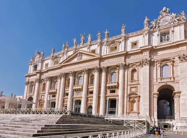 Vatikanstaten, Rom-mars, 2019: den påvliga basilikan St. Peter i Vatikanen (Basilica Papale di San Pietro), eller helt enkelt Peterskyrkan-den påvliga enklaven i staden Rom. — Stockfoto