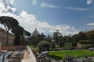 Vatikan - mart, 2019: Ağaçların arkasındaki Aziz Petrus Bazilikası kubbesi ile Vatikan bahçeleri manzarası, Vatikan, Roma