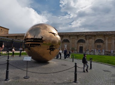 Roma, İtalya - 22 Mart 2019: Vatikan'da bir yaz günü Pinecone Avlusu. Sphere Within Sphere (Sfera con sfera), İtalyan heykeltıraş Arnaldo Pomodoro' nun bronz heykeli.
