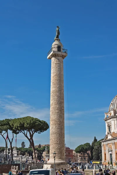 Рим, Италия - 22 марта 2019 года: Колонна Траяна - римская триумфальная колонна в Риме, Италия, посвященная победе римского императора Траяна в Дакийских войнах — стоковое фото