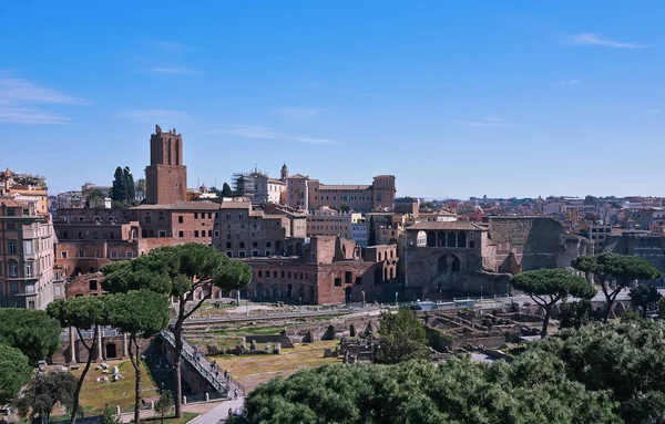 Roma, Itália - 22 de março de 2019: Fórum e Mercado de Trajano em Roma, Itália. Mercado de Trajano (Mercati di Traiano). Bela vista panorâmica do Mercado de Trajano no verão — Fotografia de Stock