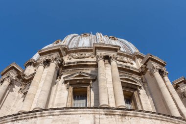 Roma, İtalya - mart, 2019: Michelangelo tarafından tasarlanan Vatikan'daki St. Peter (San Pietro) Papalık Bazilikası'nın Kubbesi'nin (kubbe) kapatılması. Dünyanın en yüksek kubbesi..