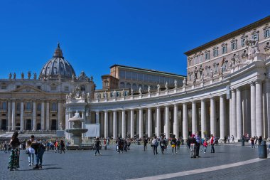 Vatikan, Roma - mart, 2019: Vatikan'daki Aziz Petrus Papalık Bazilikası (Bazilikası Papale di San Pietro) veya kısaca St. Peter Bazilikası - Roma şehri içindeki papalık enklavı.
