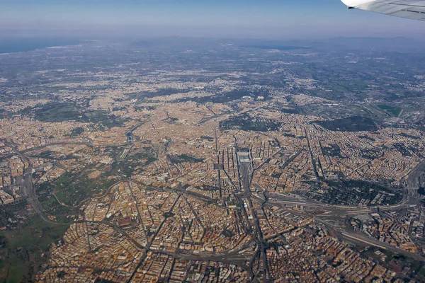 Aerial View of the central Rome (capital city of Italy) with major attractions in the city such as the Colosseum, Vatican, squares, Villa Borghese, Trevi Fountain, Forum, Palatine and other — Stock Photo, Image