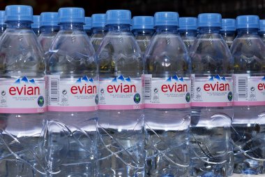 Burgaz, Bulgaristan - 16 Haziran 2019: Evian, Fransa'da Cenevre Gölü'nün güney kıyısında, çok uluslu şirket Danone'ye ait bir maden suyu markasıdır.