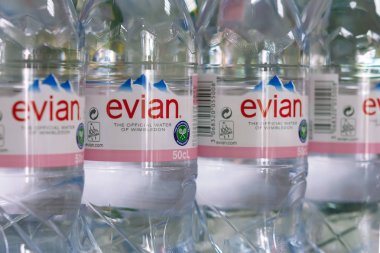 Burgaz, Bulgaristan - 16 Haziran 2019: Evian, Fransa'da Cenevre Gölü'nün güney kıyısında, çok uluslu şirket Danone'ye ait bir maden suyu markasıdır.