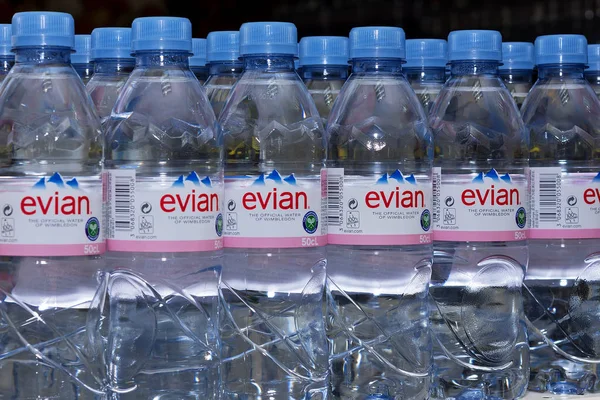 Burgas, Bulgária - JUNHO 16, 2019: Evian é uma marca de água mineral fabricada na França, na costa sul do Lago de Genebra, de propriedade da multinacional Danone — Fotografia de Stock