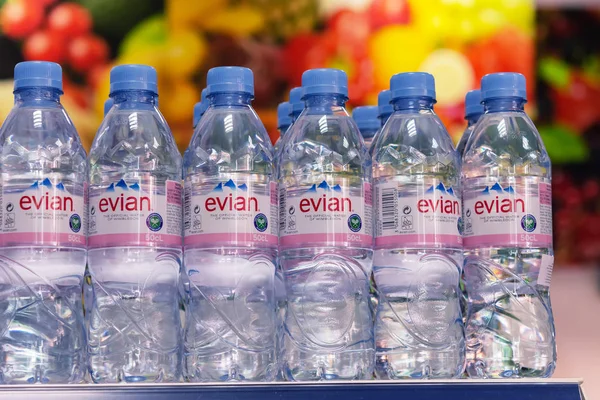 Burgaz, Bulgaristan - 16 Haziran 2019: Evian, Fransa'da Cenevre Gölü'nün güney kıyısında, çok uluslu şirket Danone'ye ait bir maden suyu markasıdır.