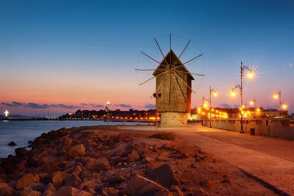 Bulgaristan 'ın antik Nesebar kasabasındaki eski yel değirmeni. Eski kasabanın girişi. Bulgaristan Karadeniz kıyısı. Unesco Dünya Mirası Bölgesi.