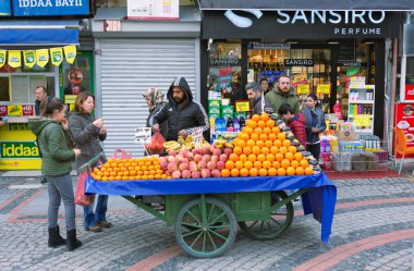Edirne, Tukkey, 02.03.2019: Türkiye 'nin Edirne kentinin sokaklarında bulunan büyük vagonundan meyve ve sebze satan Türklerin adamı. Dükkanları olan kalabalık caddeye bak