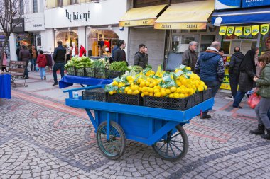 Edirne, Tukkey, 02.03.2019: Türkiye 'nin Edirne kentinin sokaklarında bulunan büyük vagonundan meyve ve sebze satan Türklerin adamı. Dükkanları olan kalabalık caddeye bak