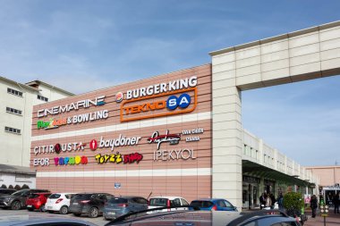 Edirne, Türkiye - Şubat 2019: Margi outlet - şehir merkezinde üniversite, banka ve konut binaları yakınlarındaki bir açık hava alışveriş merkezi