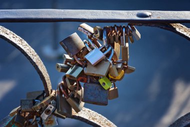 Aşkın kilidi: Köprüdeki asma kilit. Aşk kilitleri, asma kilitler köprüye kilitlenmiş