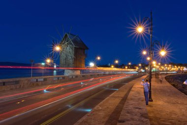 Eski fırıldak Nesebar Antik şehir içinde tarihi kent merkezine girişine Bulgaria.The içinde. Bulgar Karadeniz sahilleri. UNESCO dünya mirası. Road, gece ışıkları. Araba hafif yollar. Uzun pozlama