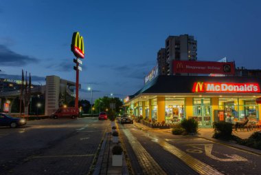 Burgaz, Bulgaristan - 5 Ekim 2019: McDonald 's McDrive Restoranı gece durmadan çalışır..