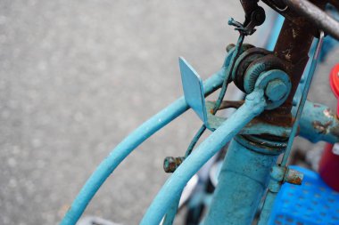 Closeup paslı eski vintage bisiklet parçası zinciri ve dişli. Seçici odaklama