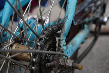 Closeup paslı eski vintage bisiklet parçası zinciri ve dişli. Seçici odaklama