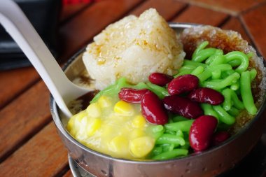 Cendol Çölü. Hindistan cevizi sütü ve palmiye şekeri ile pirinç unu ve pandanus jöle Asya favori buzlu tatlı
